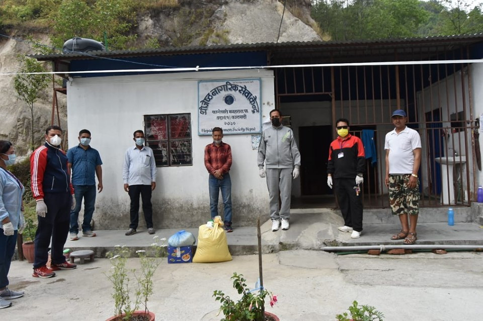 लकडाउनमा तेक्वान्दो एकेडेमीको राहत वितरण