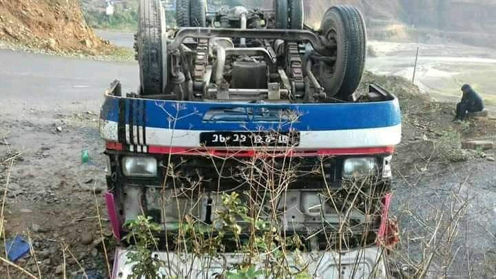 काठमाडौंमा अलपत्र परेका यात्रु बोकेको बस रामेछाममा पल्टियो