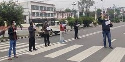 सरकारविरुद्ध कांग्रेस कार्यकर्ता सडकमा