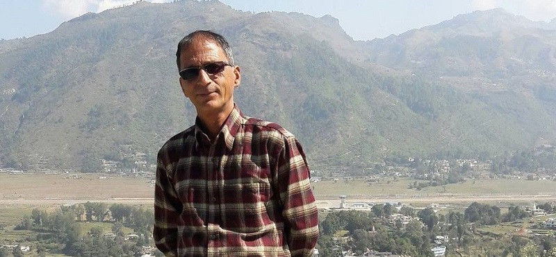 चिकित्सकले नमानेपछि आफैँ प्राथमिक स्वास्थ्य केन्द्रमा खटिन तम्सिए निर्देशक अवस्थी