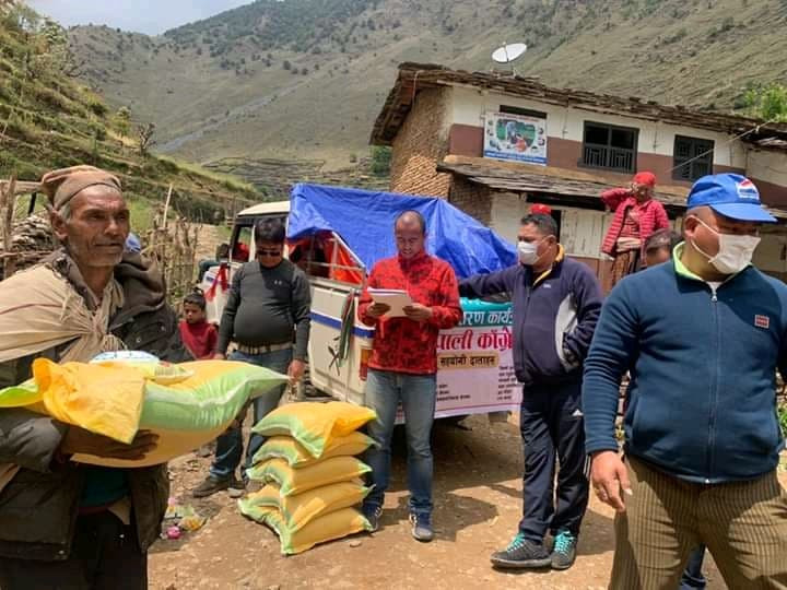 शेरचनद्वारा सयौँ परिवारलाई  खाद्यान्न सहयोग, स्वास्थ्यकर्मीलाई पीपीई