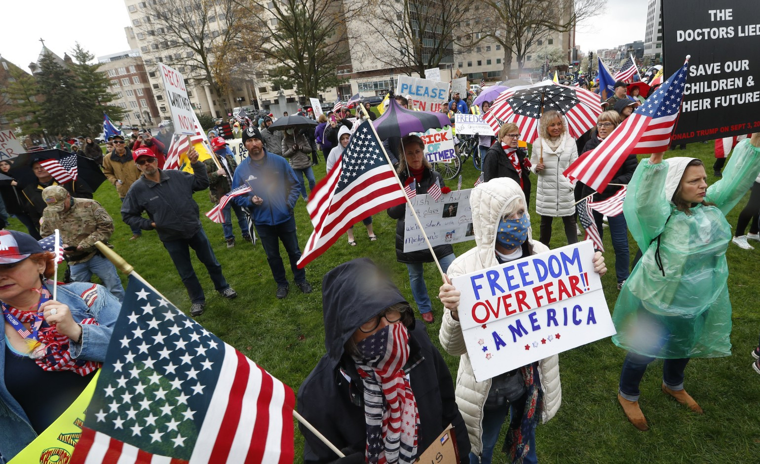 लकडाउन खोल्न बन्दुकसहित प्रदर्शन