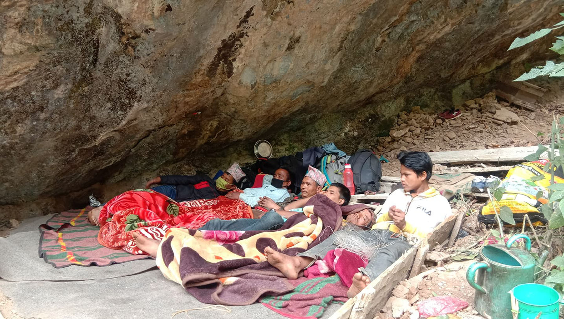 राति ओडारको क्वारेन्टाइनमा, दिनभर घरको काममा