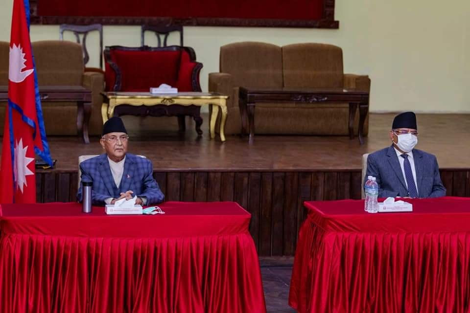 ओलीले एक पद छाड्नुपर्ने नेपाल–प्रचण्ड पक्षको अडान कायमै, वामदेवलाई मन्त्री बन्न संविधानले दिँदैन