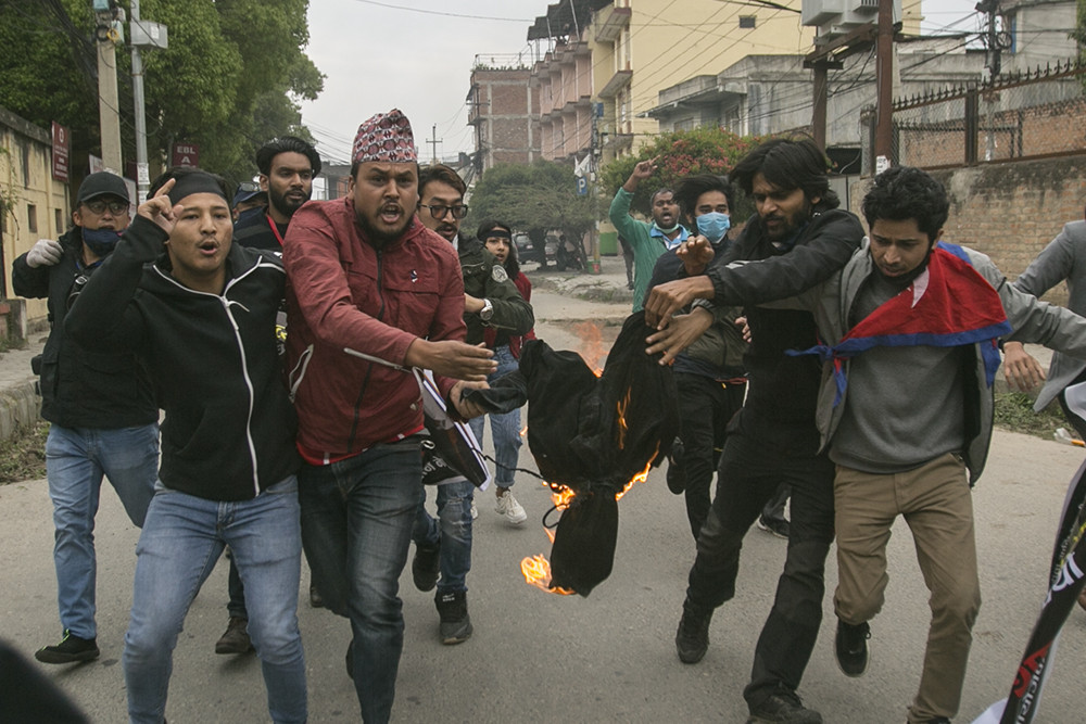 मोदीको पुत्ला जलाउने समातिए