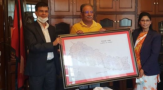 मन्त्री अर्यालद्वारा अध्यक्ष दाहाललाई अध्यावधिक नक्सा हस्तान्तरण