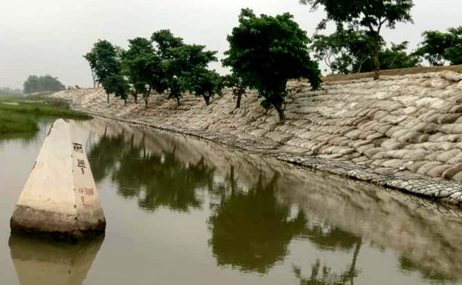 लकडाउनका बेला दशगजा मिचेर बाँध बनाउँदै भारत