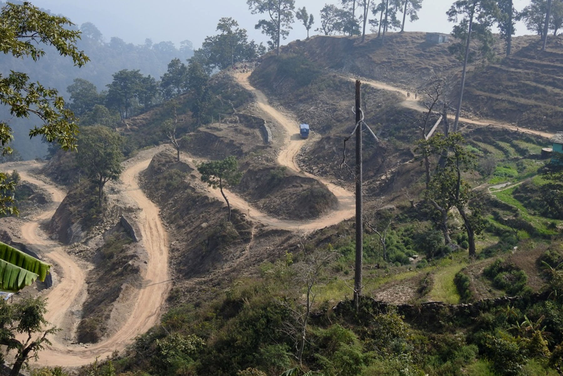देशभर ३४ हजार किलोमिटर सडक, रेलमार्ग १६ किमि