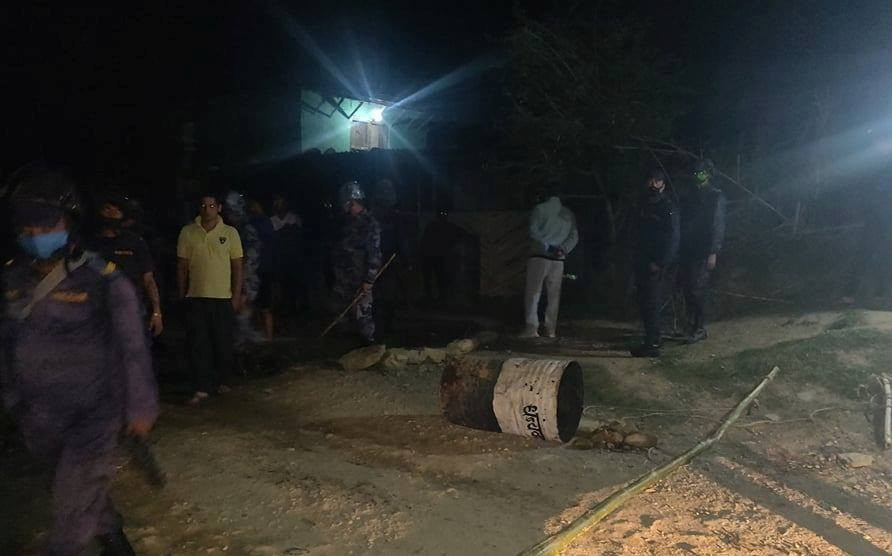 वडाध्यक्षको नेतृत्वमा प्रहरी पोस्टमा आक्रमण, प्रहरीको बर्दी च्यातियो, पेस्तोल खोसियो