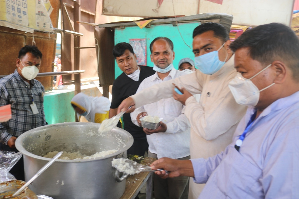 पूर्वराज्यमन्त्री यादवको नेतृत्वमा सीमा क्षेत्रमा खाना खुवाउने अभियान