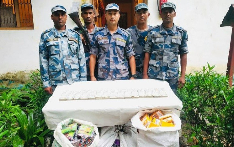 जब प्रहरीलाई देखेपछि टाउकोमा बोकेको १५ लाख छोडेर भागे