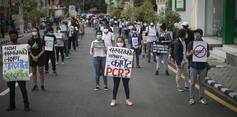 बालुवाटारमा प्रदर्शनकारीमाथि लाठी र पानीका फाेहाेरा, केही पक्राउ (फोटो फिचर)