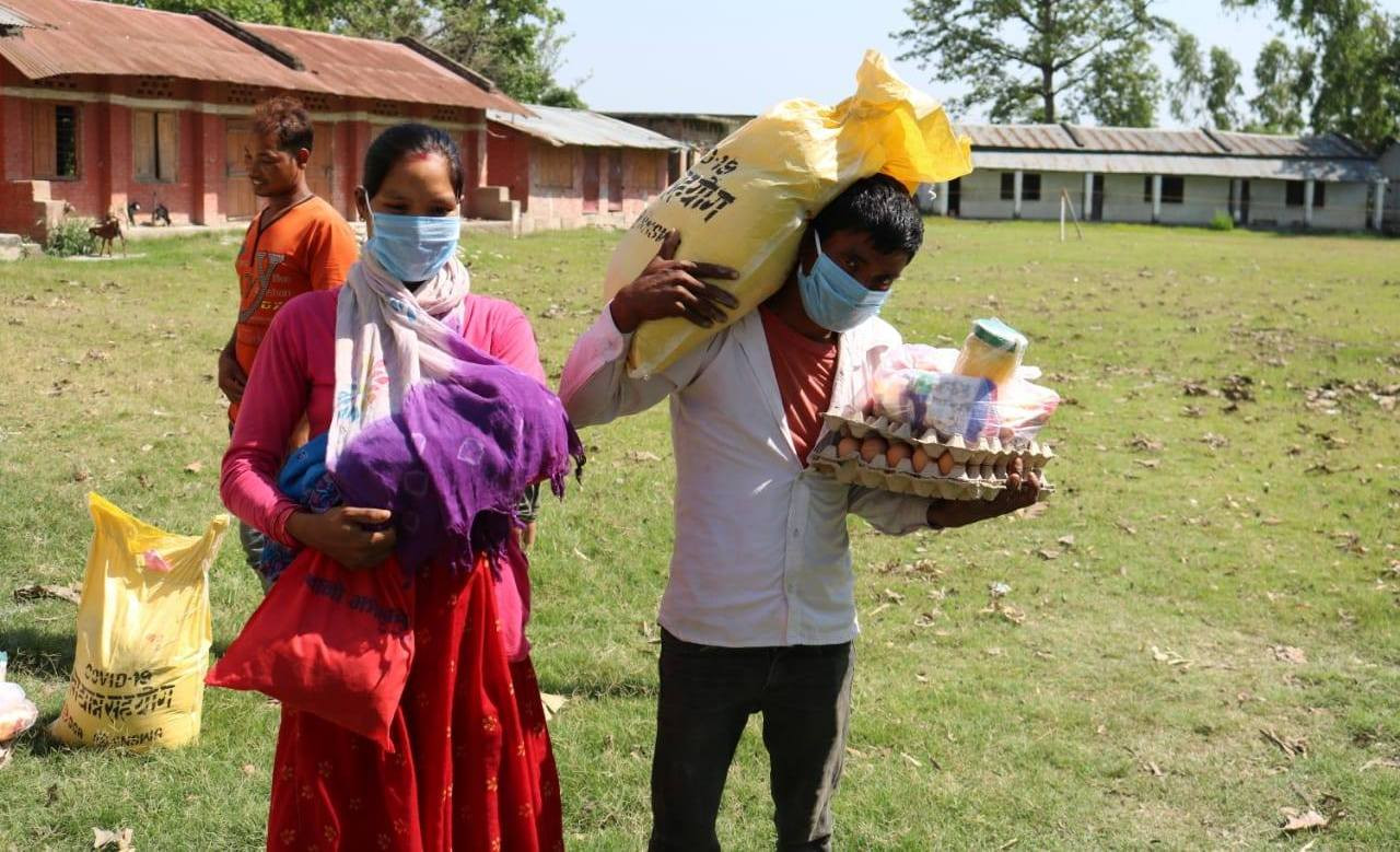 डिसिएको २ करोड १० लाखबराबरको खाद्यान्न तथा स्वास्थ्य सामग्री सहयोग