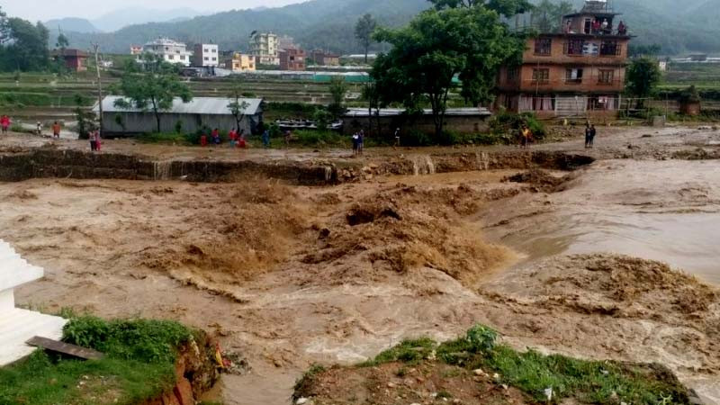 खोलाले बगायो बसपार्क, तीनवटा पुल पनि बग्यो