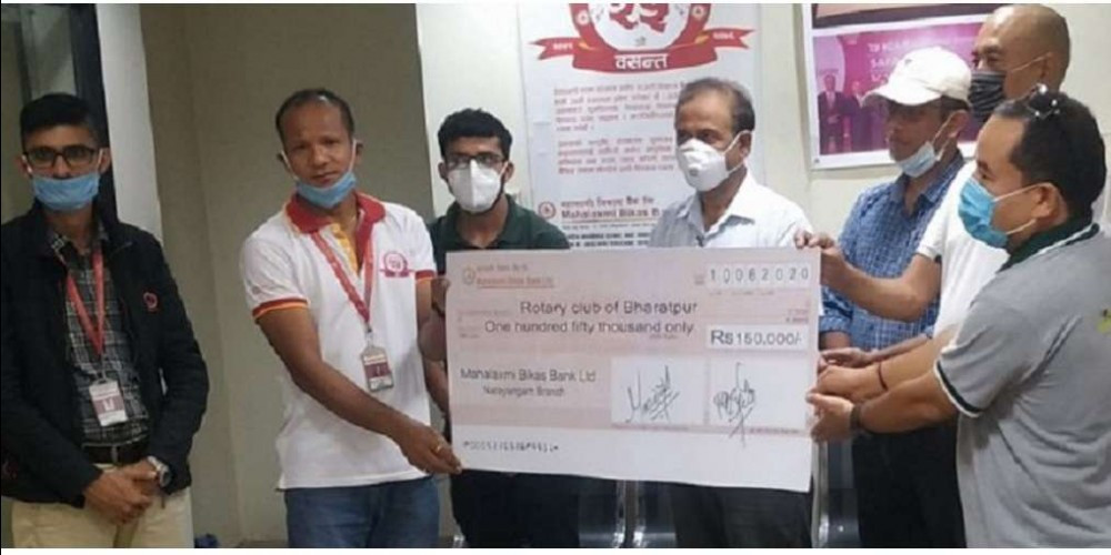 महालक्ष्मी विकास बैंकद्वारा विद्यालयलाई आर्थिक सहयोग
