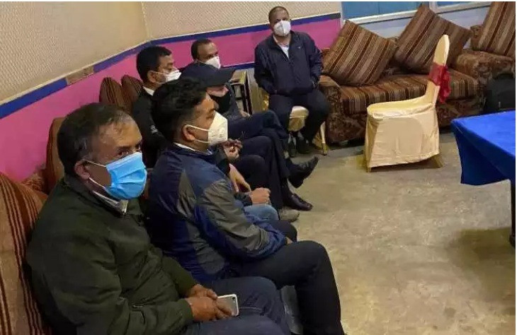 साढे ८ लाख घुससहित डिल्लीबजार मालपोतका ६ कर्मचारी  पक्राउ