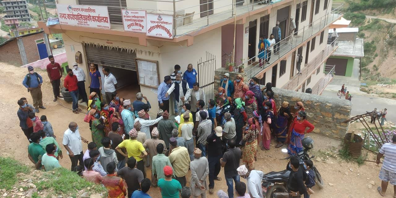 बैतडीको पाटन नगरपालिकामा स्थानीयद्वारा तालाबन्दी