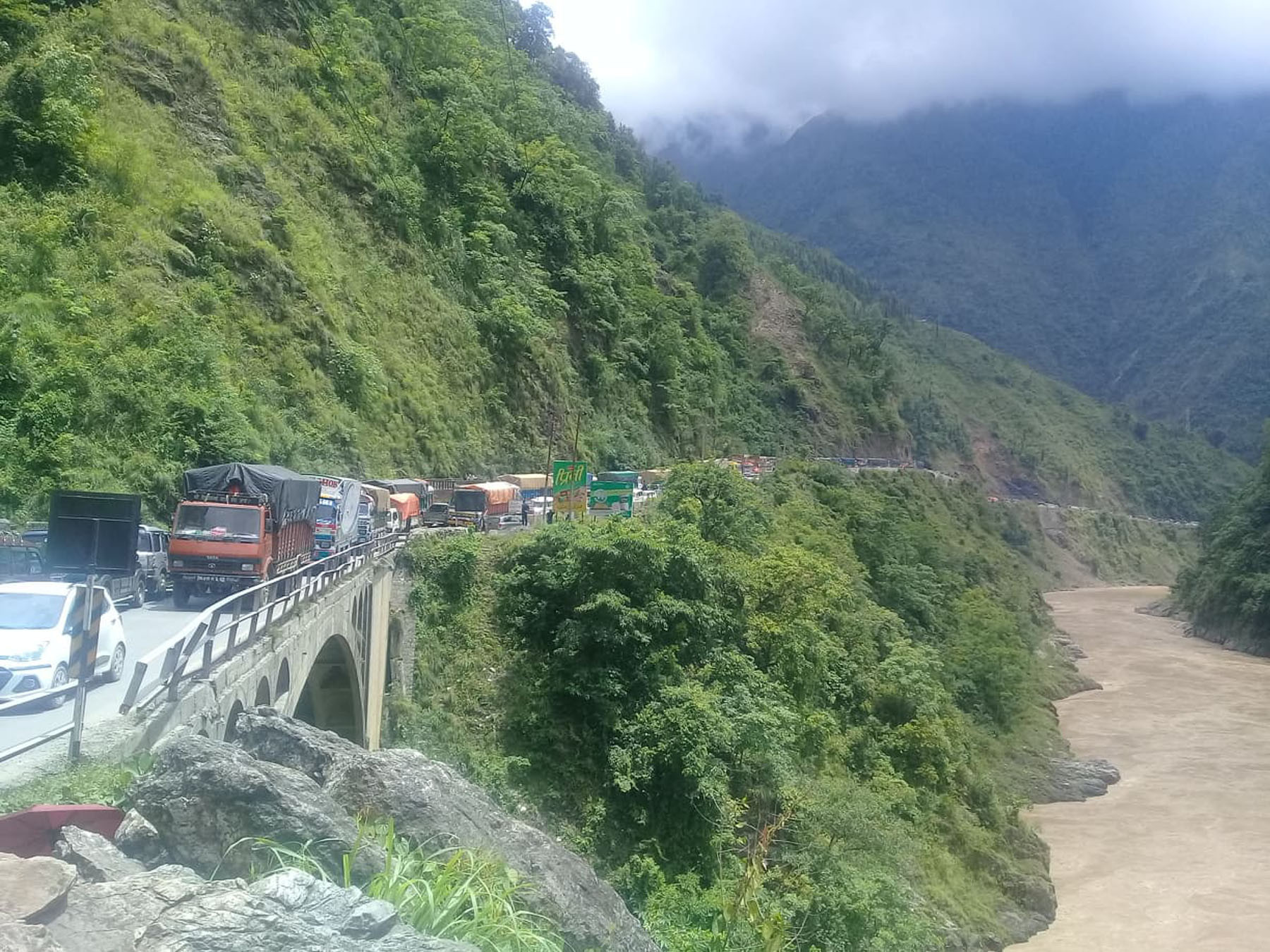 मुग्लिन-नारायणगढ सडकमा १५ किलोमिटर लामो जाम