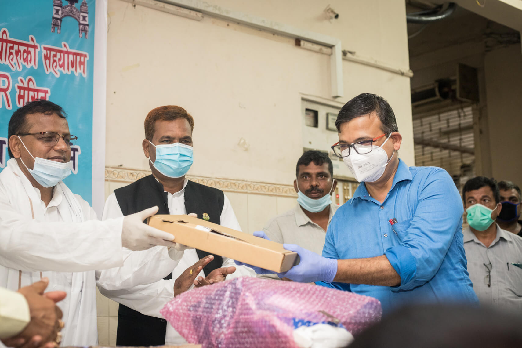 स्थानीयको सहयोगमा खरिद गरिएको पिसिआर मेसिन नारायणी अस्पताललाई हस्तान्तरण