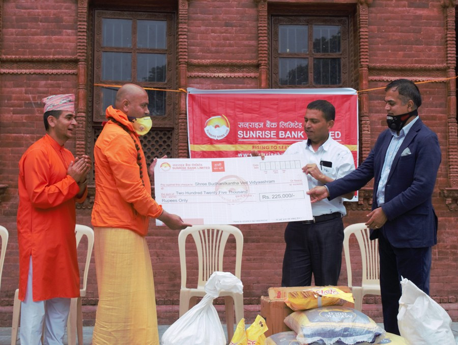 सनराइज बैंकको बुढानीलकण्ठ वेद विद्याश्रमलाई आर्थिक एवं खाद्यान्न सहयोग