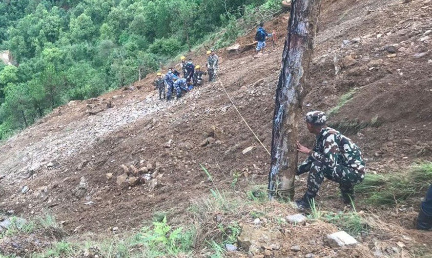 पाल्पामा पहिरोले चारवटा गाडी बगायो, दुई जनाको शव फेला