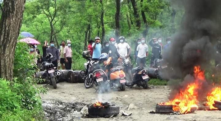स्थानीयको अवरोधका बीच कोरोना संक्रमितको शव व्यवस्थापन