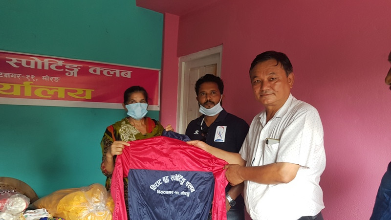 प्रदेश सांसदद्वारा खेलकुद सामग्री हस्तान्तरण