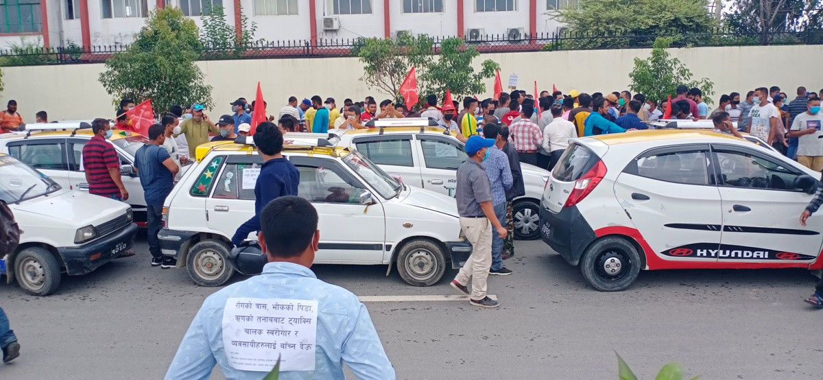 सरकारले भोकै मार्न खोजेको भन्दै ट्याक्सी चालक आन्दोलनमा