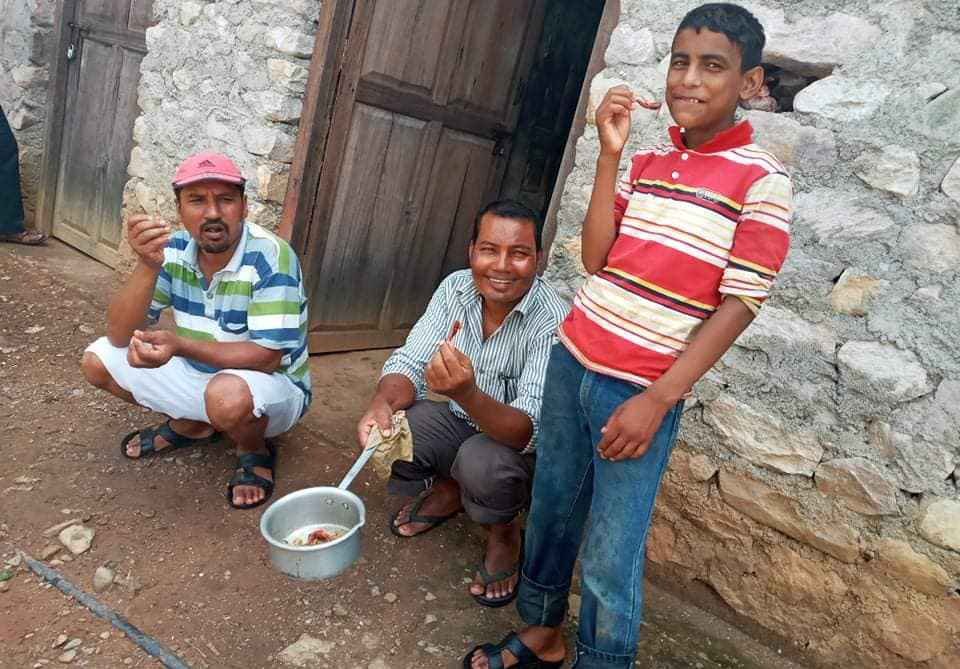 सुर्खेतमा नार्कका कर्मचारीले खाए सलह