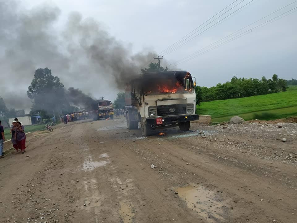 ट्याङ्करको ठक्करबाट एकको मृत्यु, स्थानीयले गरे आगजनी