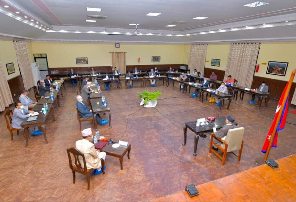 अध्यक्ष र प्रधानमन्त्री दुवै पद नछाड्ने ओलीकाे अडान