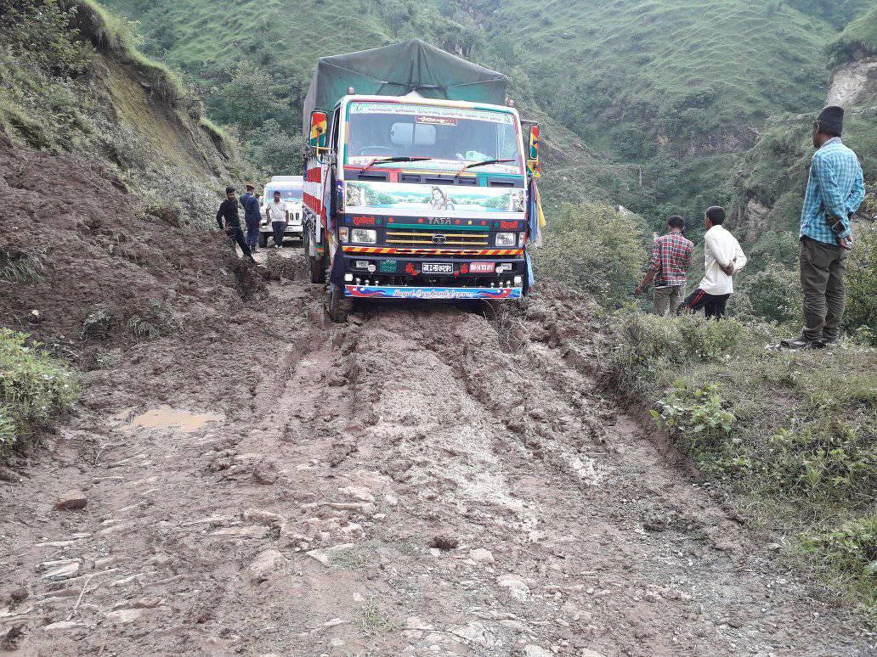 बर्षातले भोजपुरका पाँच स्थानीय तहको यातायात अवरुद्ध