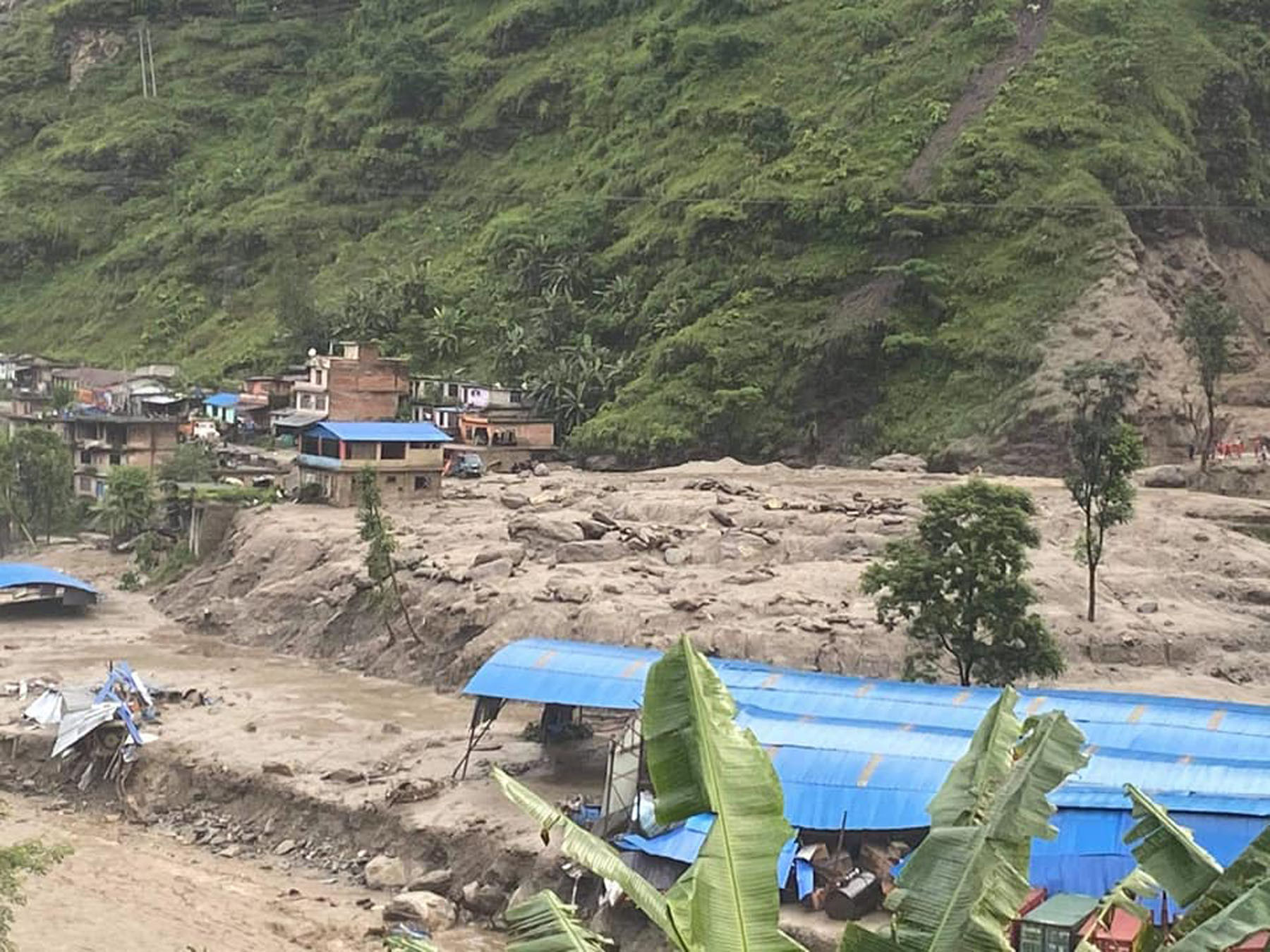 बाढीपहिरो प्रभावित क्षेत्रमा हेलिकोप्टर लिएर पुगे सभामुख