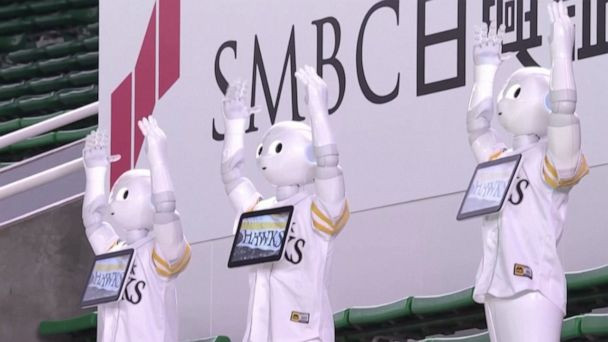 जापानको रंगशालामा डान्सिङ रोबोट