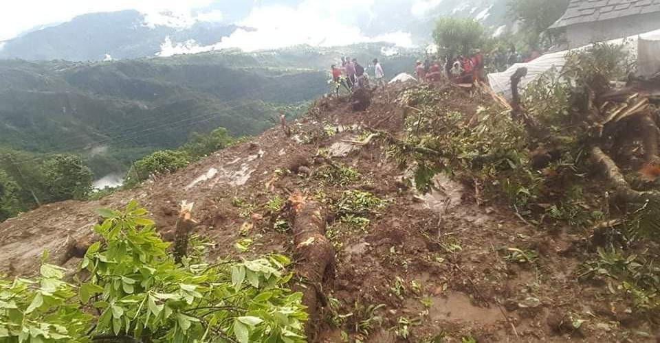 रुकुमको आठबिसकोटमा पहिरोले घर पुर्दा आमा छोराको मृत्यु