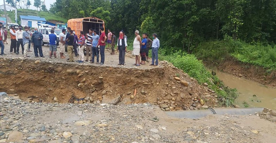 बाढीले डाइभर्सन बगाएपछि पूर्वपश्चिम राजमार्ग अवरुद्ध