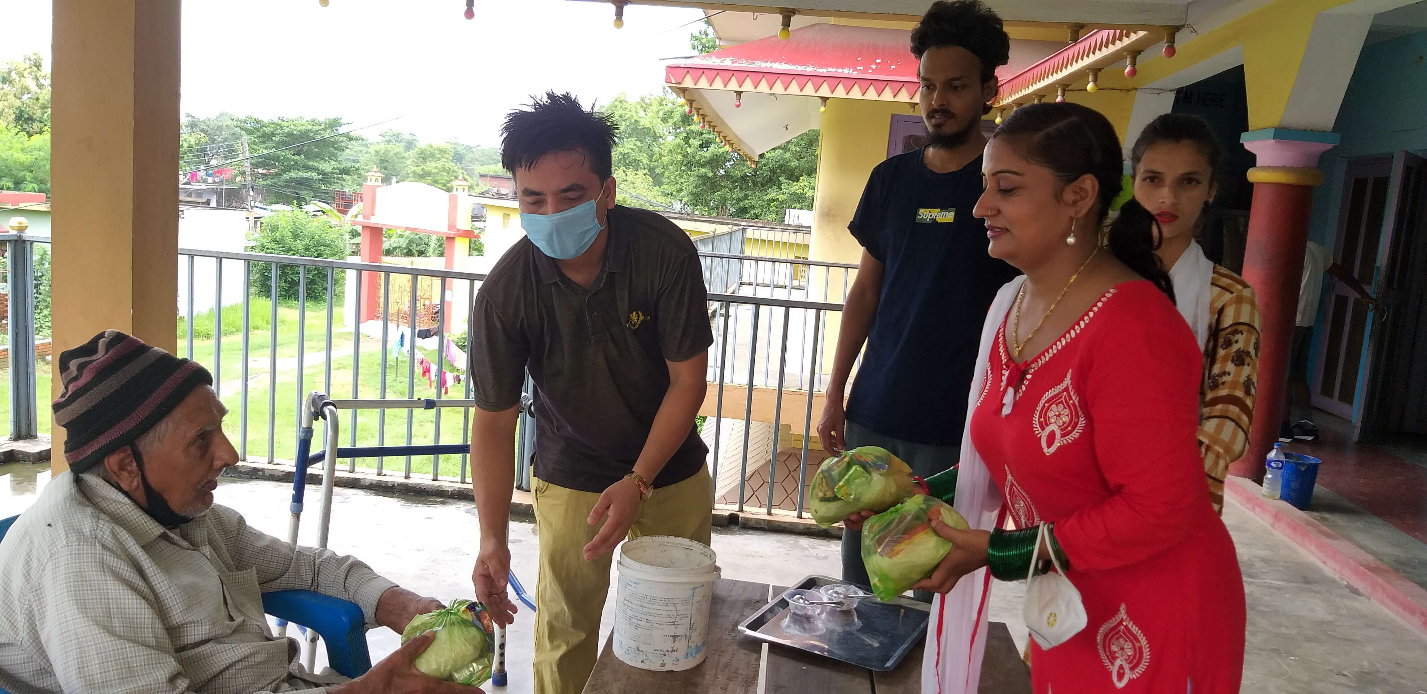 शिक्षिकाले मनाइन् वृद्धाश्रममा जन्मदिन