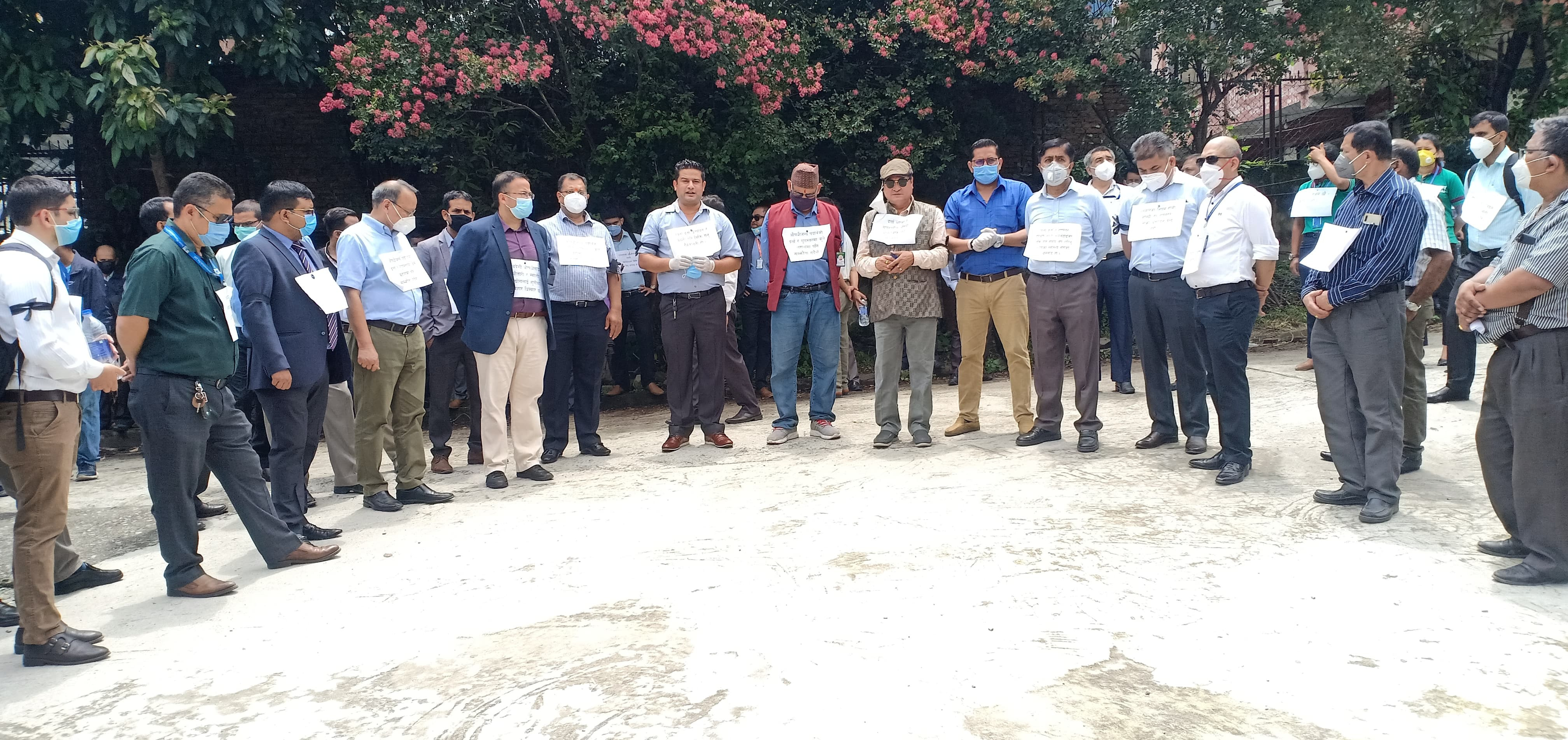 स्यानिटाइजर उत्पादनका लागि नयाँ अनुमति नदिन माग गर्दै व्यवसायीहरु धर्नामा