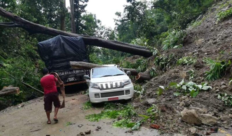 दाउन्नेमा पहिरो खस्दा पूर्वपश्चिम राजमार्ग अवरुद्ध