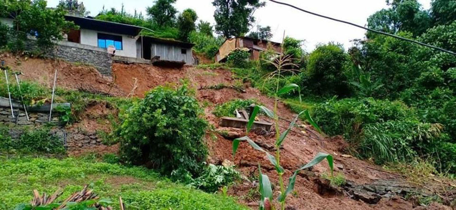 बाजुरामा पहिरोबाट १० परिवार विस्थापित