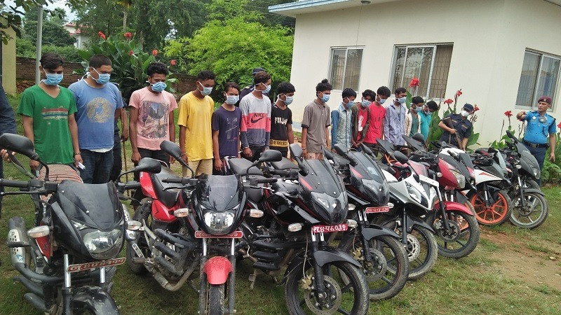 मोटरसाइकल चोर्ने १४ जना पक्राउ, यातायातकै कर्मचारी नक्कली ब्लुबुक बनाउन सक्रिय
