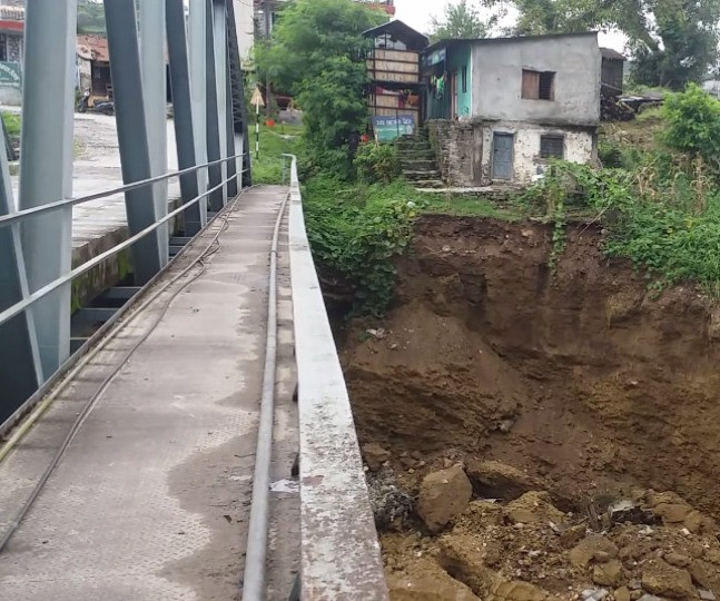 पहिरोले दोबिल्ला वस्ती र पुल जोखिममा