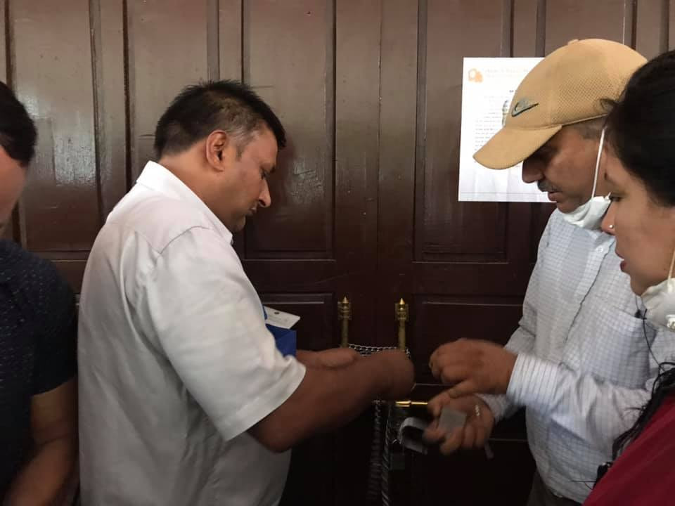 प्राध्यापकले गरे त्रिविमा तालाबन्दी