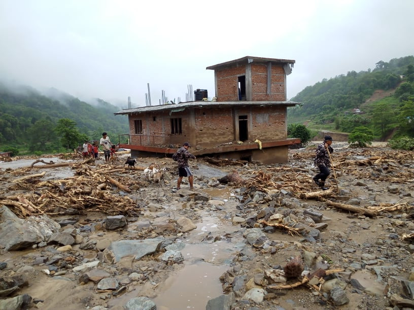 बाढीपहिरो : लमजुङमा १३ परिवारलाई सुरक्षित ठाउँमा सारियो