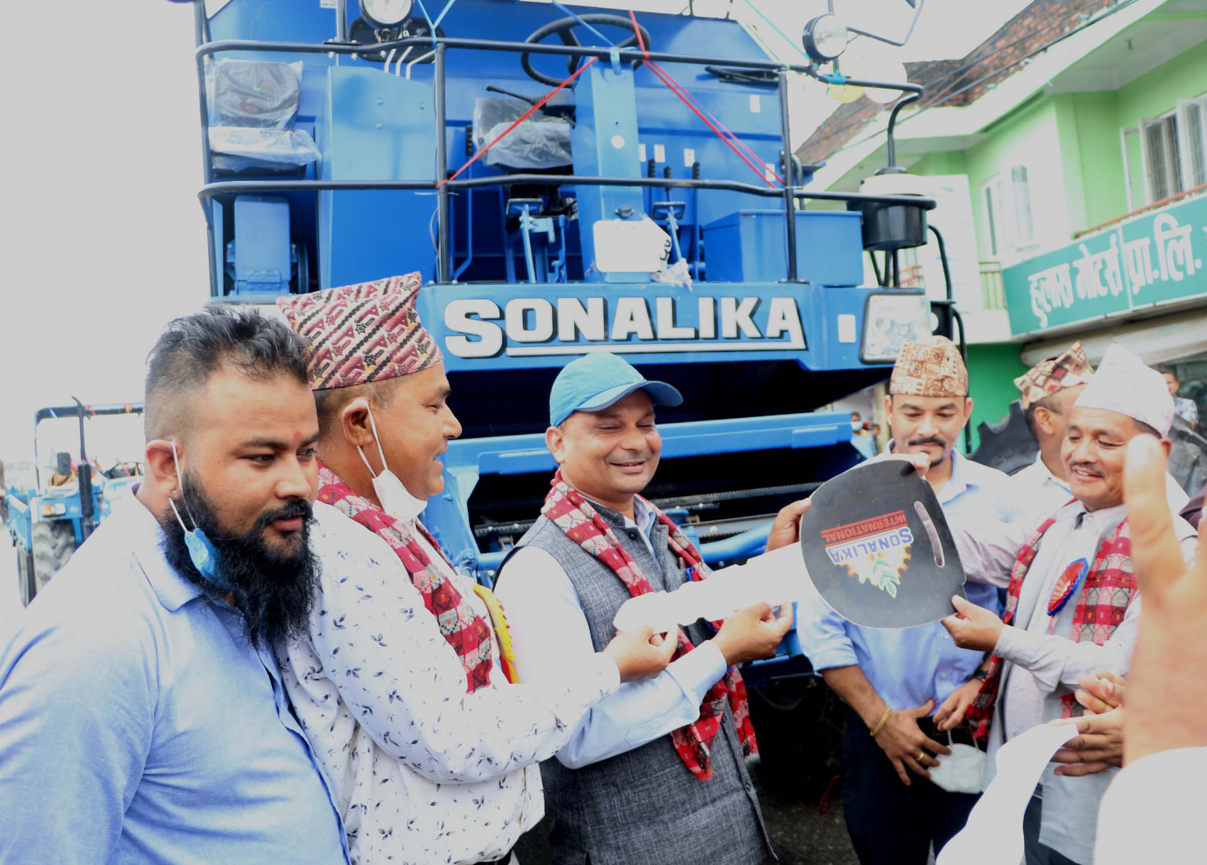 मोरङका कृषकलाई एक करोड १४ लाखका कृषि यन्त्र