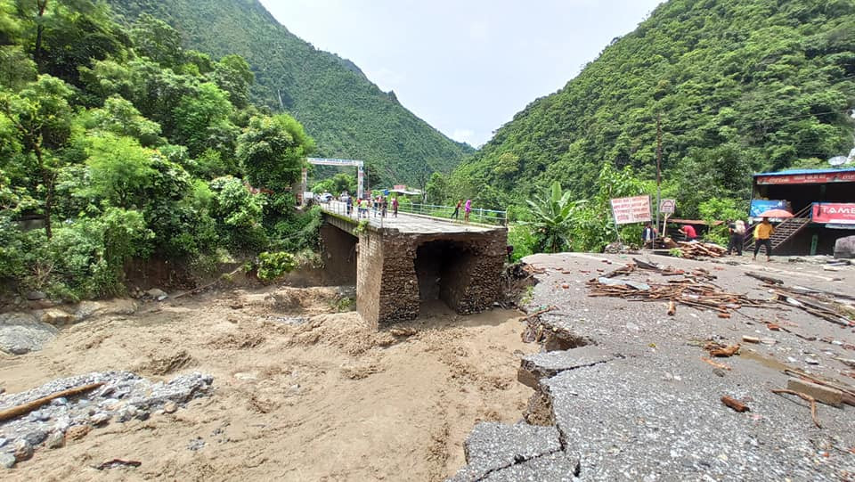 धादिङमा बाढीको वितण्डा, राजधानीसँग टुट्यो सडक सम्पर्क