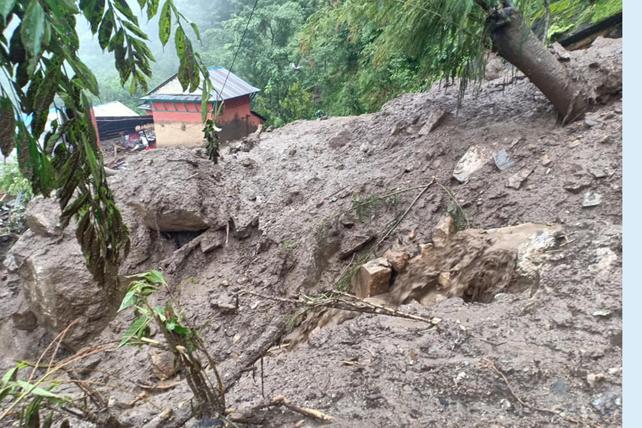लमजुङमा पहिराले १८ घर पुरिए