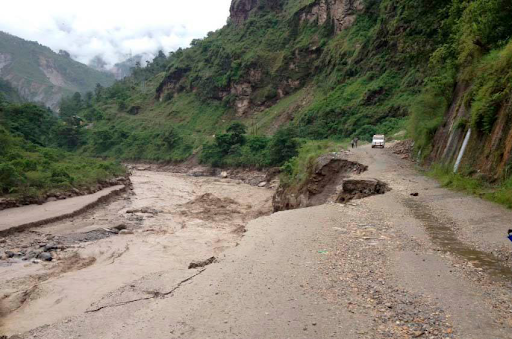बलेफीमा सडक भासियो, अरनिको राजमार्गमा आवतजावत प्रभावित