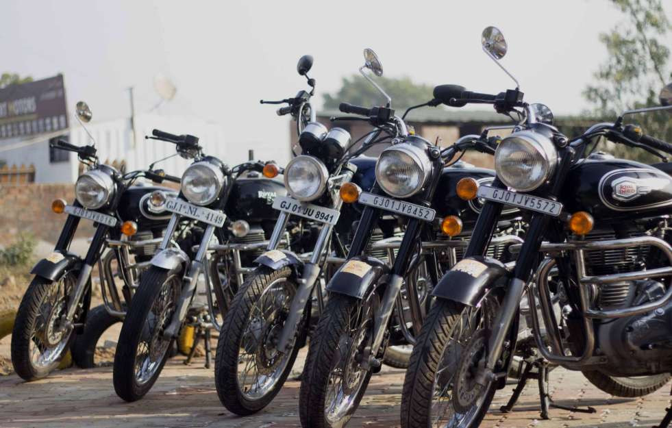 बुलेट बाइक चलाउनेलाई खाेज्दै चिट काट्दै वाराणसी प्रहरी