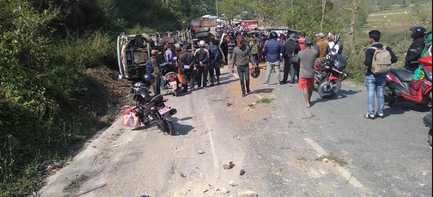 कैलालीमा ट्रकको ठक्करबाट युवतीको मृत्यु, पूर्वपश्चिम राजमार्ग अवरुद्ध